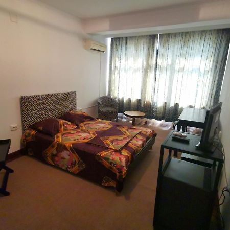 Hotel Dinastia Piteşti Buitenkant foto