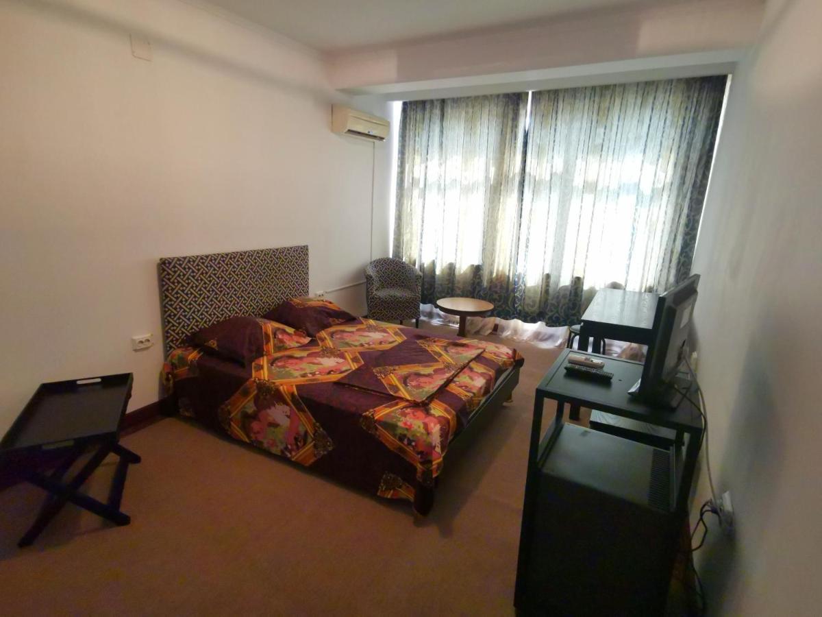 Hotel Dinastia Piteşti Buitenkant foto
