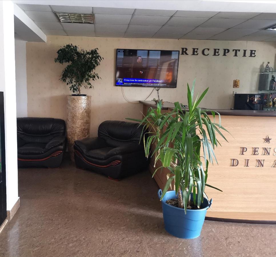 Hotel Dinastia Piteşti Buitenkant foto