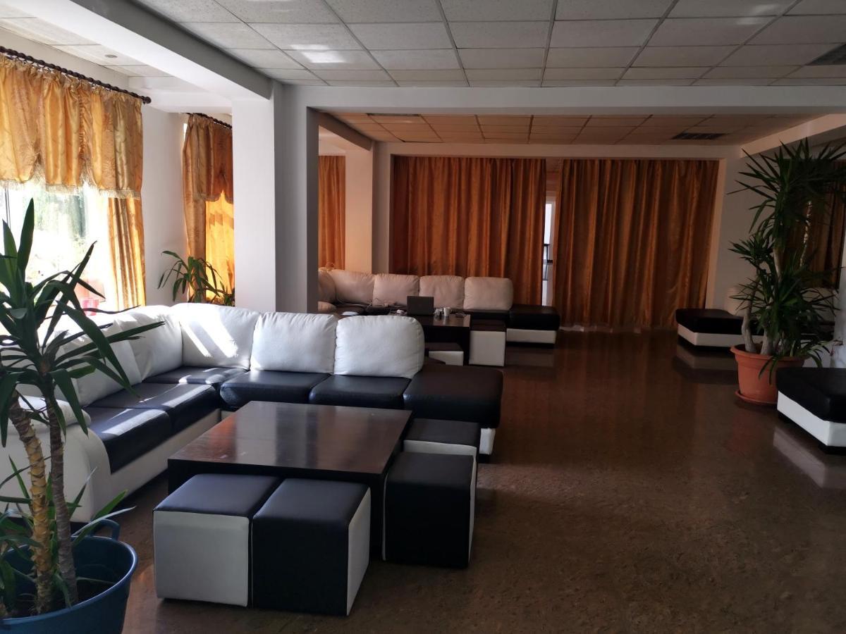 Hotel Dinastia Piteşti Buitenkant foto