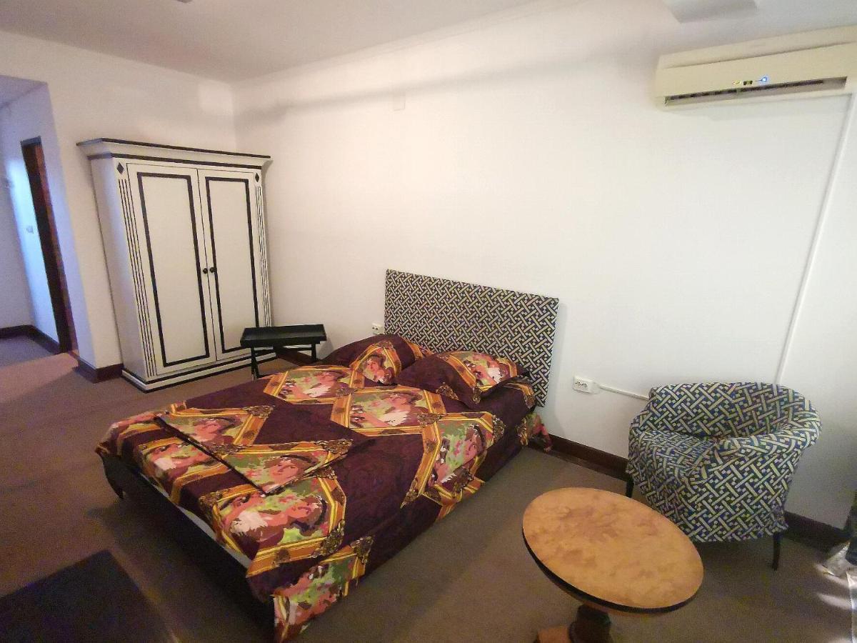 Hotel Dinastia Piteşti Buitenkant foto