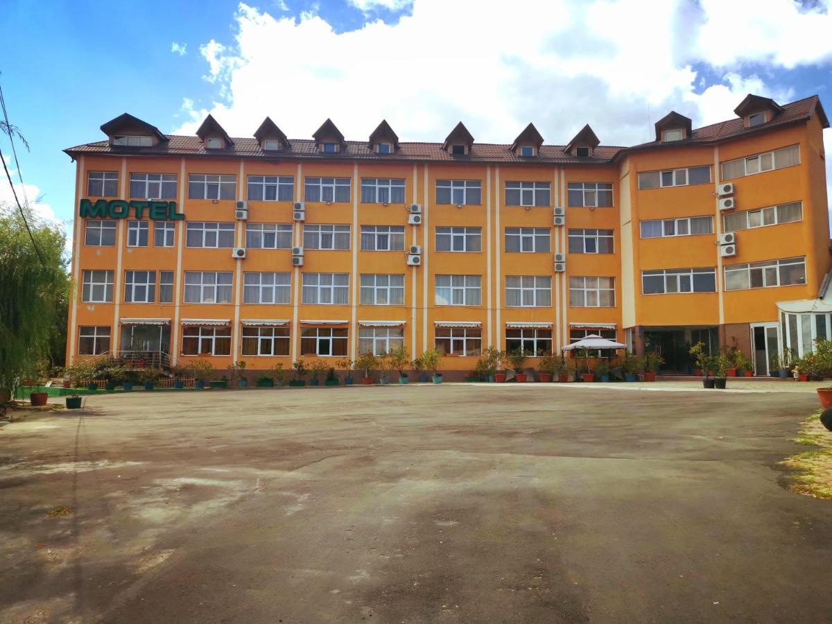 Hotel Dinastia Piteşti Buitenkant foto