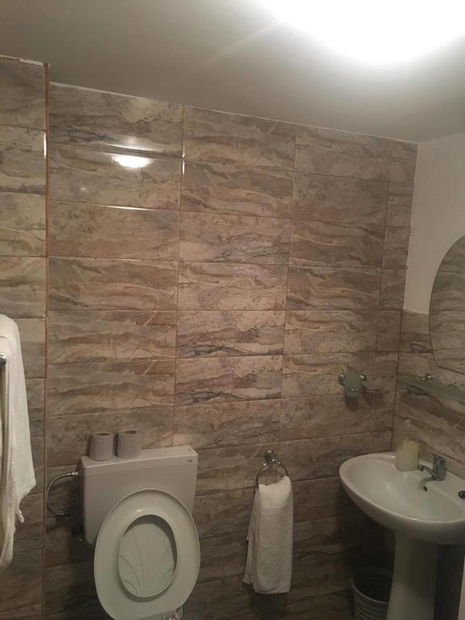 Hotel Dinastia Piteşti Buitenkant foto