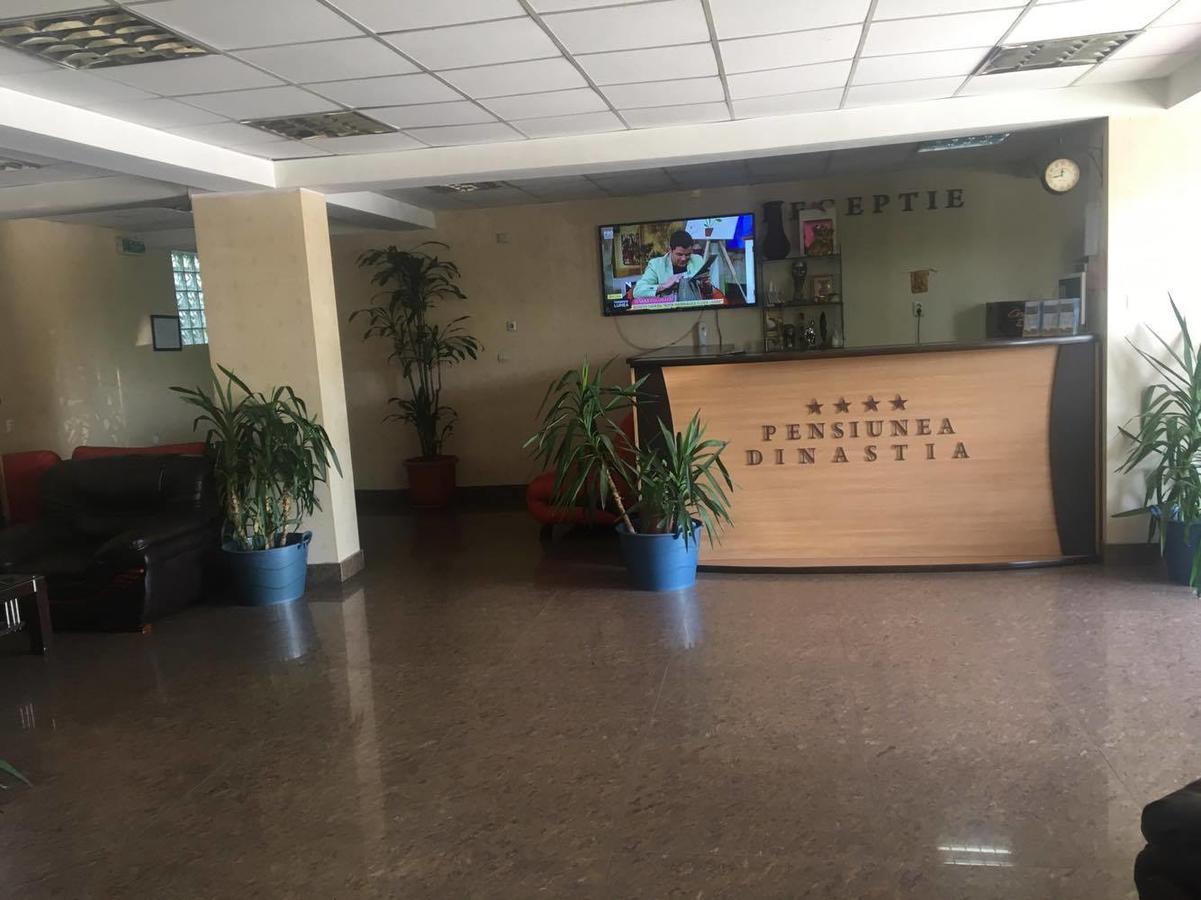 Hotel Dinastia Piteşti Buitenkant foto