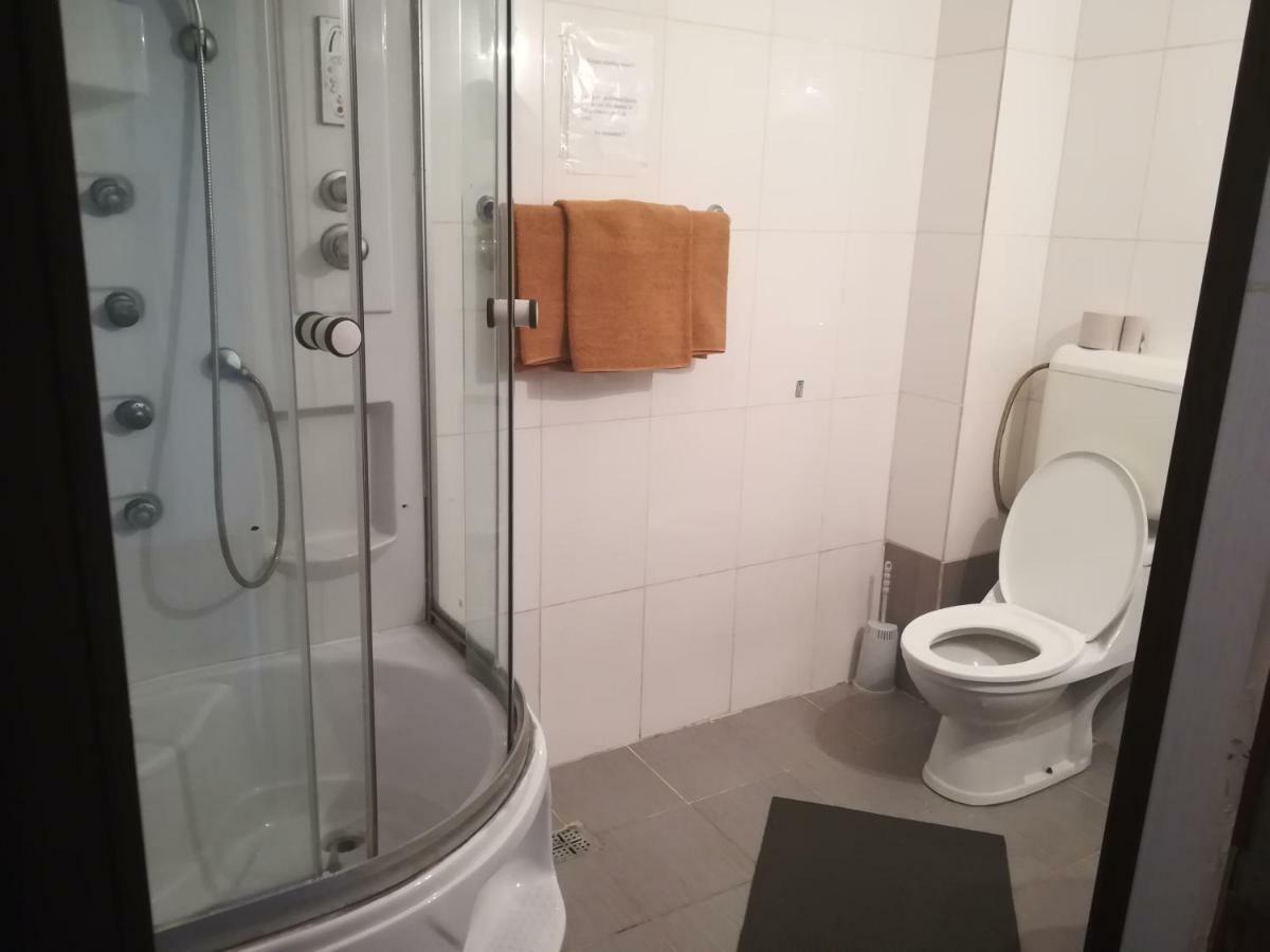 Hotel Dinastia Piteşti Buitenkant foto